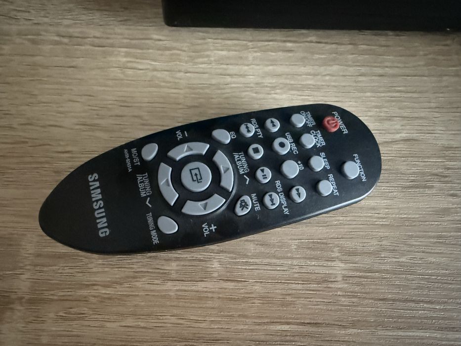 Mini wieża Samsung MM-E330. Mało używana, pilot w zestawie.