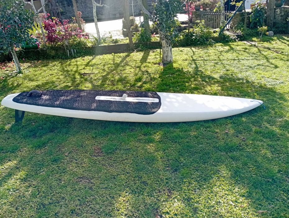 Pranchão de windsurf familiar para “pesos pesados”, de patilhão