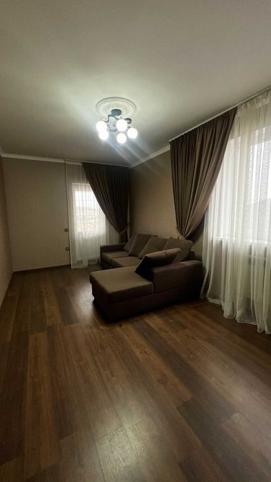 Продаж двоповерхового будинку з новим ремонтом. Мінімальне оформлення