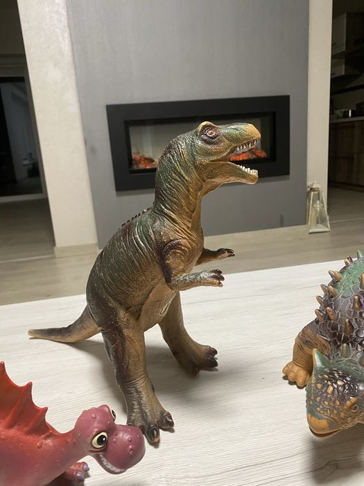Дитячі іграшки динозаври