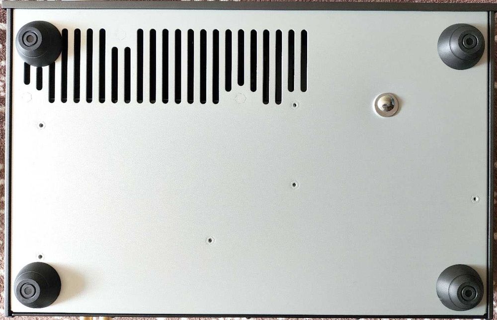 Arcam SA10 усилитель со встроенным ЦАП и фонокорректором производства Англии.