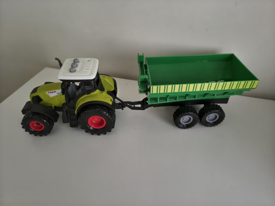 Трактор з причепом зі звуковими ефектами.