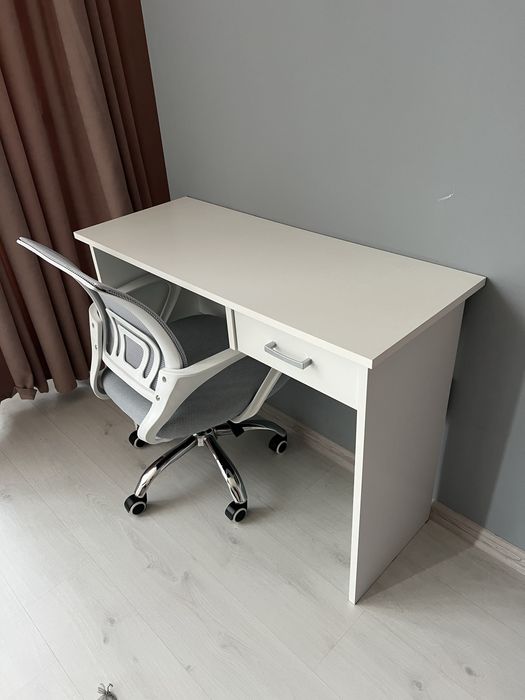 Стіл офісний з висувним ящиком