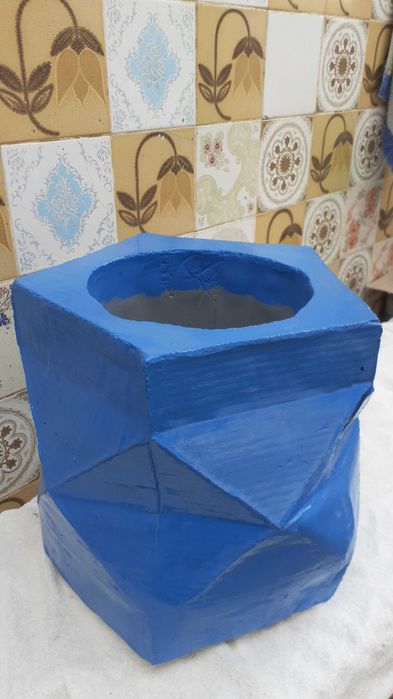 Artigos únicos em cimento e triciclo em cimento e triciclos de madeira