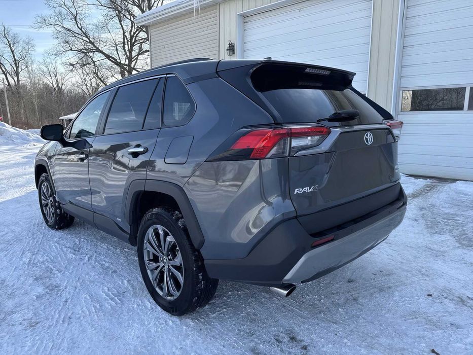 Toyota RAV4 Limited      2022