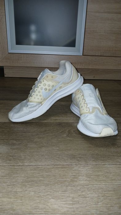 Білі кросівки для бігу Nike