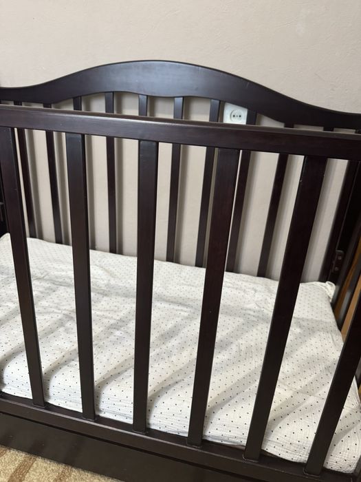 Дитяче ліжечко з натурального дерева коричневе