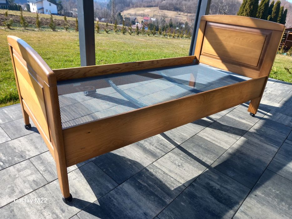 Łóżko dekowe solidne ze stelarzem