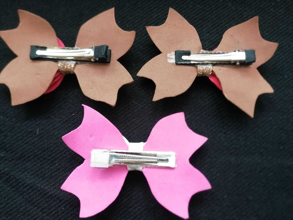 Zapinka do włosów złoto-czerwona kokarda z brokatem. Spinka