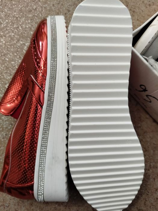 Туфлі, кросівки, тапочки,