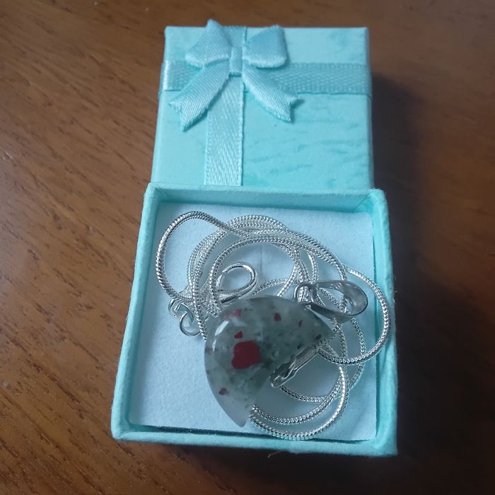 Fio em Prata com Pedra do Sangue em Meia Lua