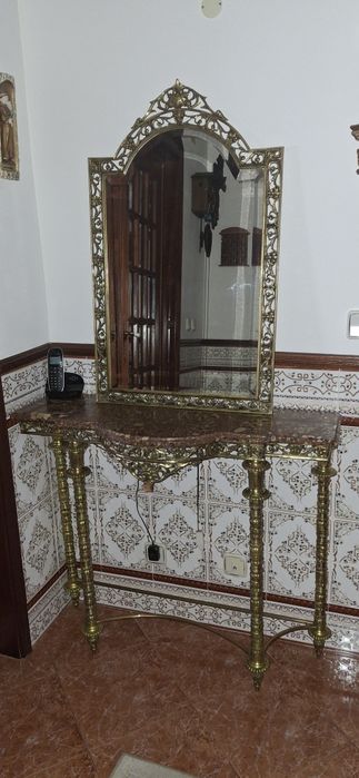 Credência em bronze e tampo em pedra Brecha da Arrábida, com espelho.