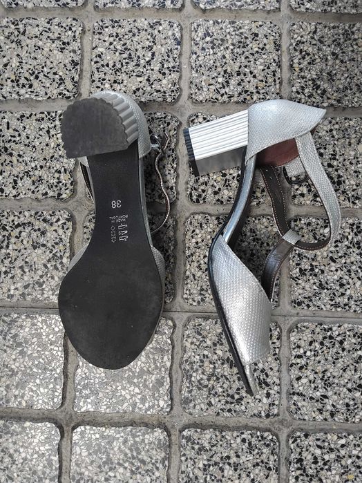 Sandálias prateadas T38