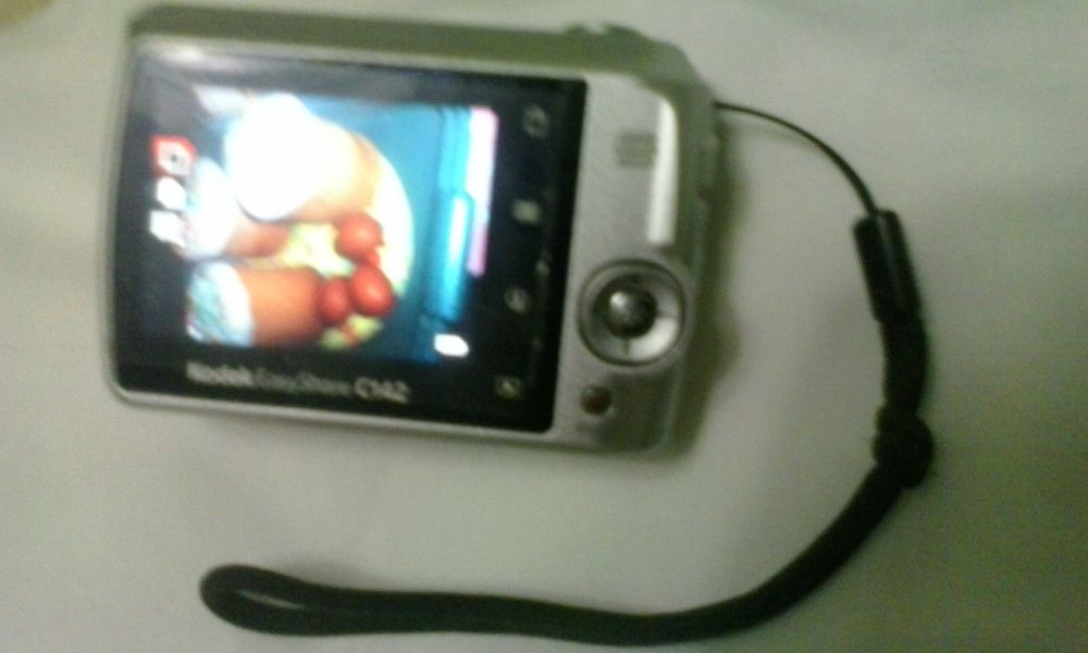 Фотоаппарат цифровой Kodak, большой дисплей, яркие фотки.