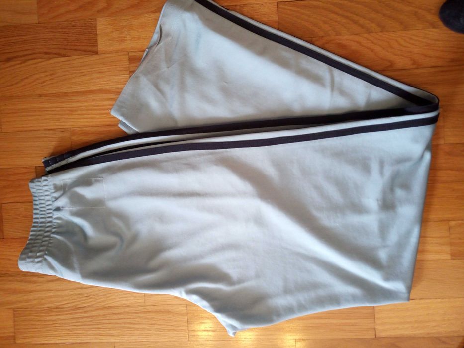 Calças Adidas azul claro julgo que unisexo