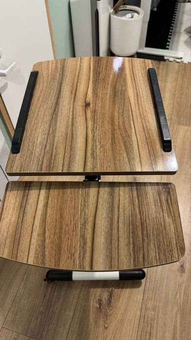 Mobilny stolik pod laptopa blat praktyczny