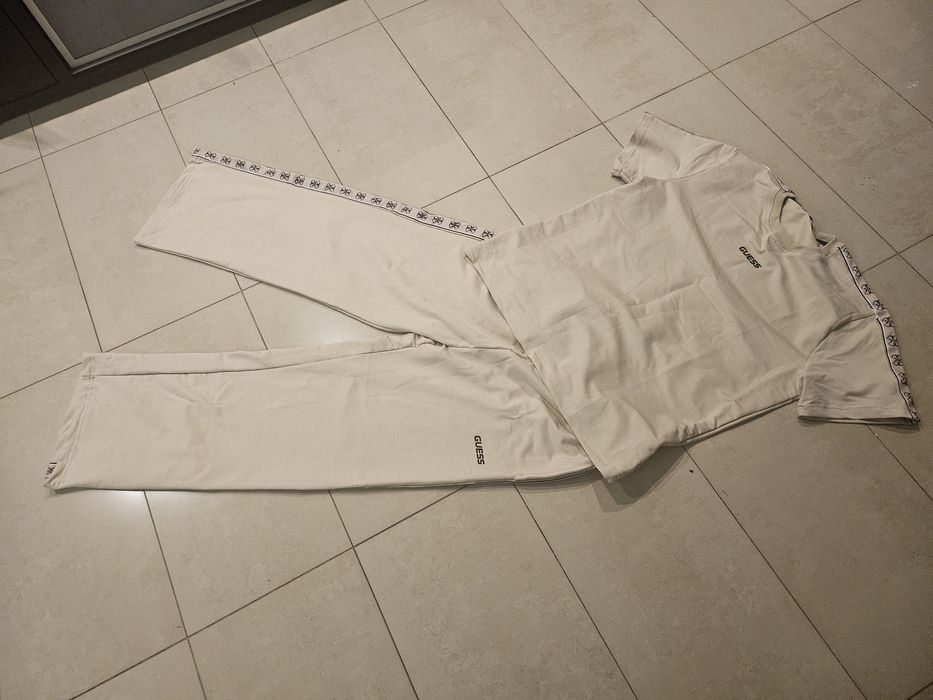 Komplet dres Guess. Hit:Szerokie nogawki !