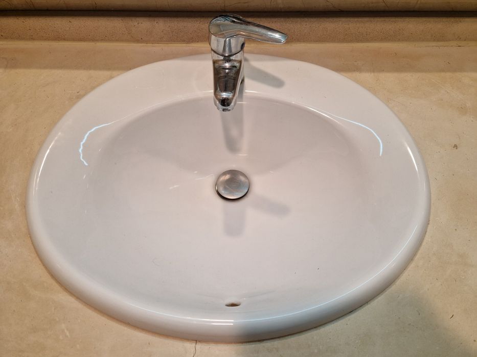 Lavatórios Roca com torneira
