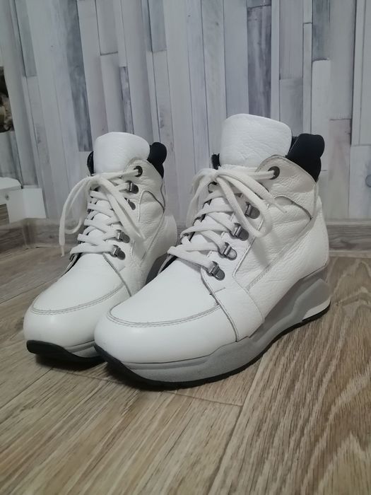 Продам зимове жіноче взуття в гарному стані, розмір: 40, 39.