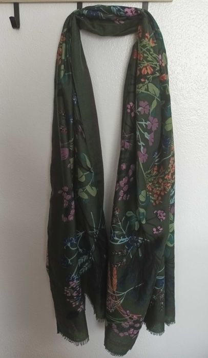 Echarpe florida com fundo verde