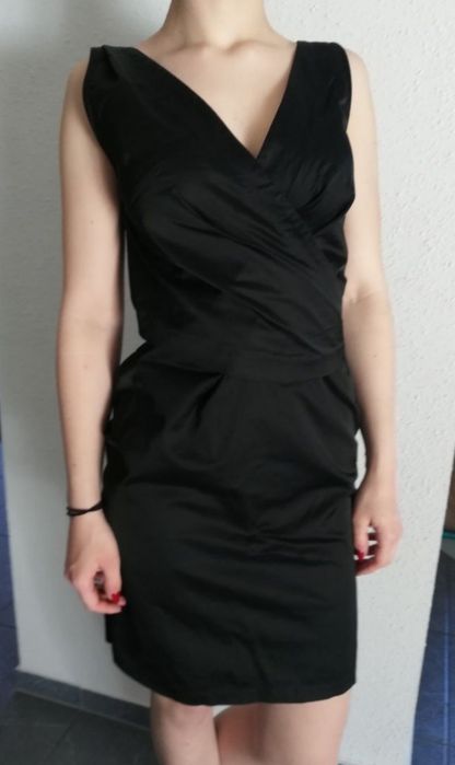 Sukienka czarna klasyczna BENETTON dekold V roz. S