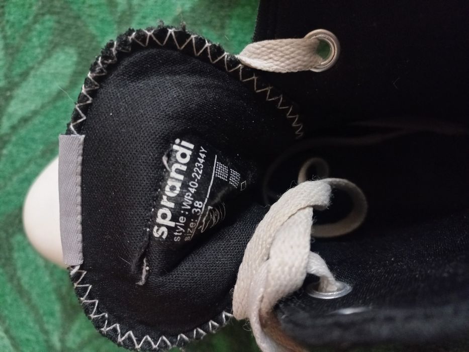 Buty trampki sportowe na podwyższeniu.