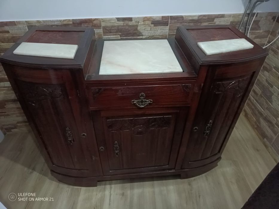 Móvel com Cristaleira e espelho - 220€