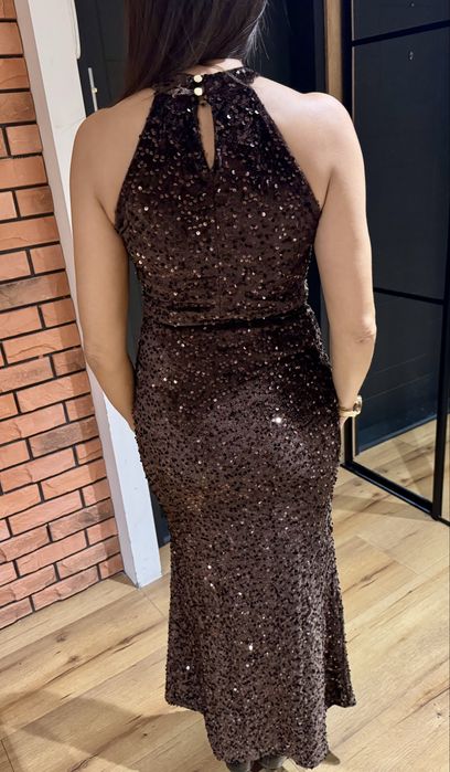 Elegancka cekinowa sukienkaz rozcieciem, rozmiar uni, kolor brązowy
