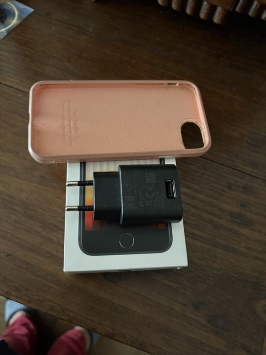 Iphone SE 256gb a bom preço com assecórios extra