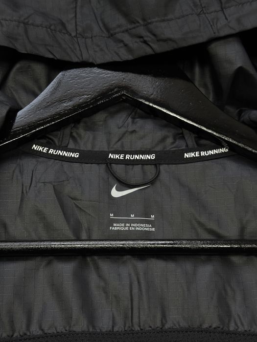 Жіноча вітровка Nike