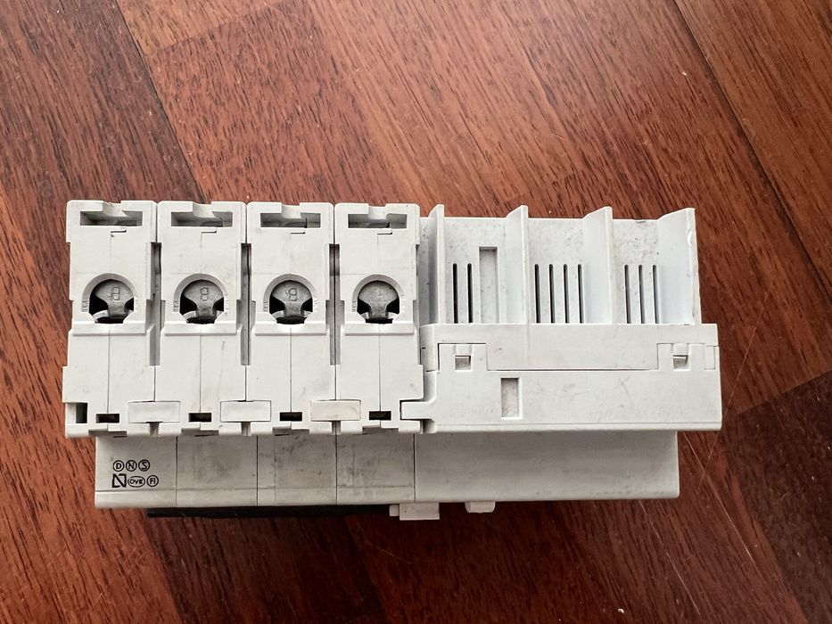 Disjuntor diferencial trifásico Merlin Gerin C60N D32 + Vigi C60 300mA