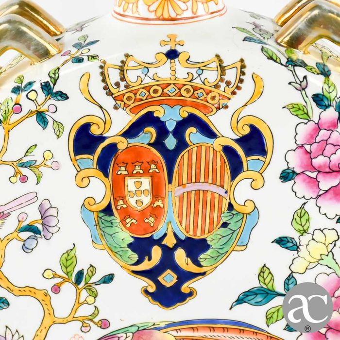 Cantil em porcelana da China, com brasão de Armas de Portugal