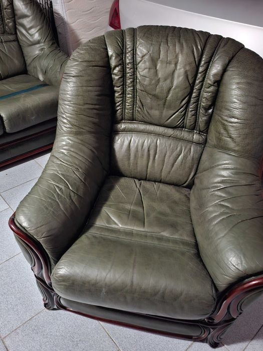 Conjunto de sofás em pele com cama .  Negociável.