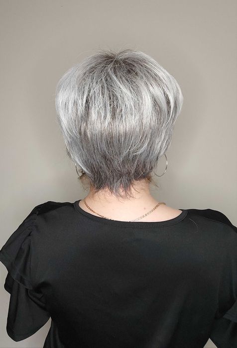 Peruka siwa srebrna cieniowana Pixie krótkie włosy jak naturalne wig