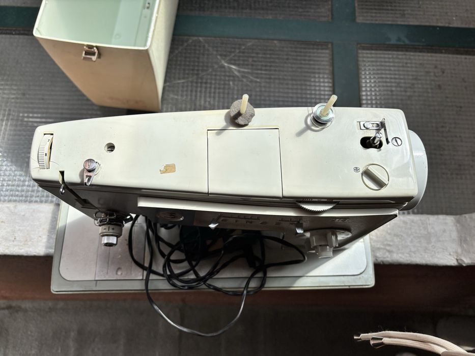 Maquina de costura Antiga da Singer para peças ou decoracao