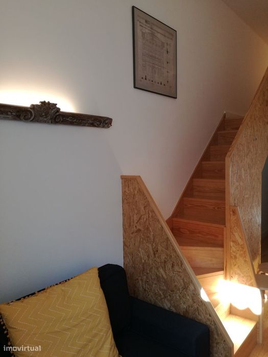 Apartamento T1 com mezanino e pátio exterior