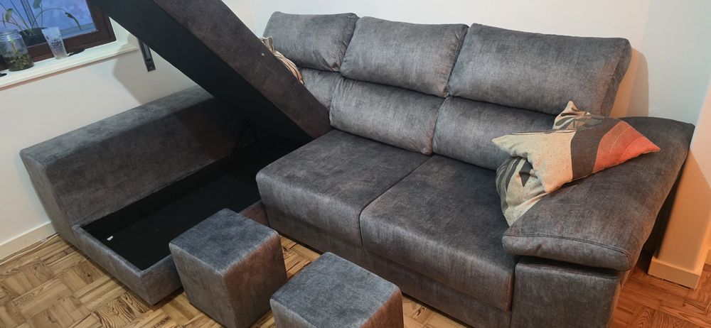Sofá com chaise e puffs