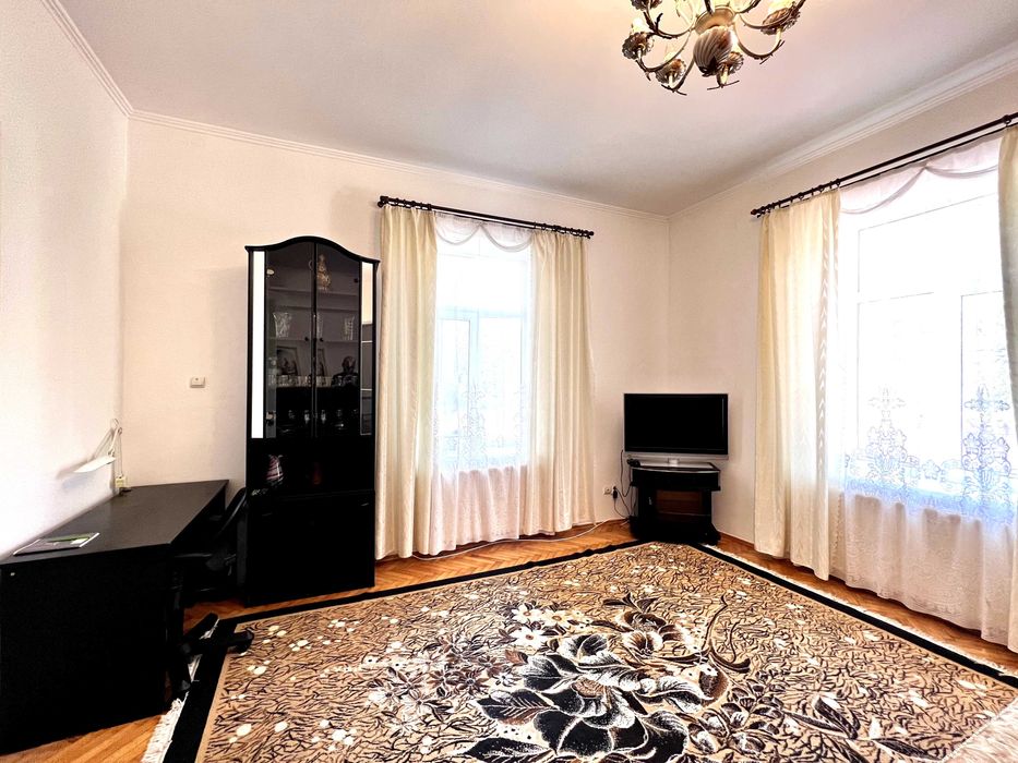 Напів-особняк в престижній центральній локації. Без тварин.