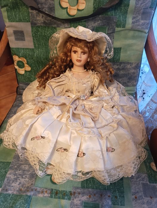 Boneca porcelana com vestido branco