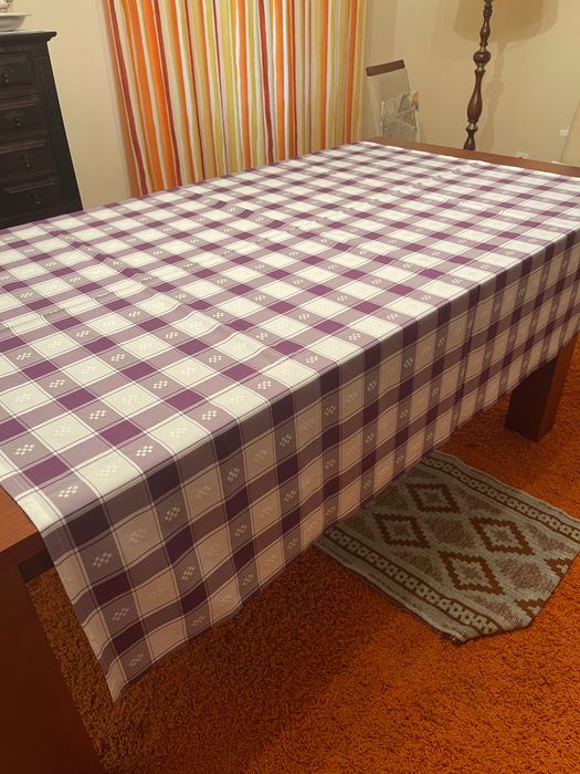 Toalha de mesa quadrada aos quadrados branca e lilás