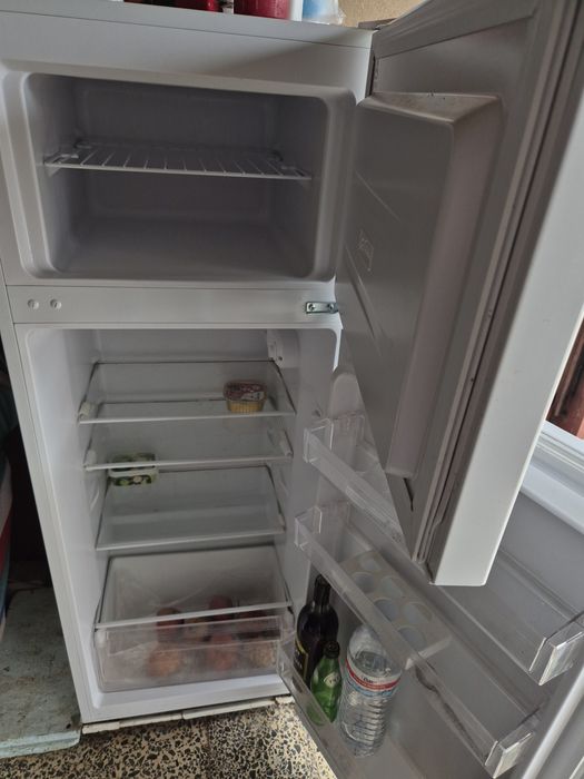 Frigorífico Kunft com congelador separado