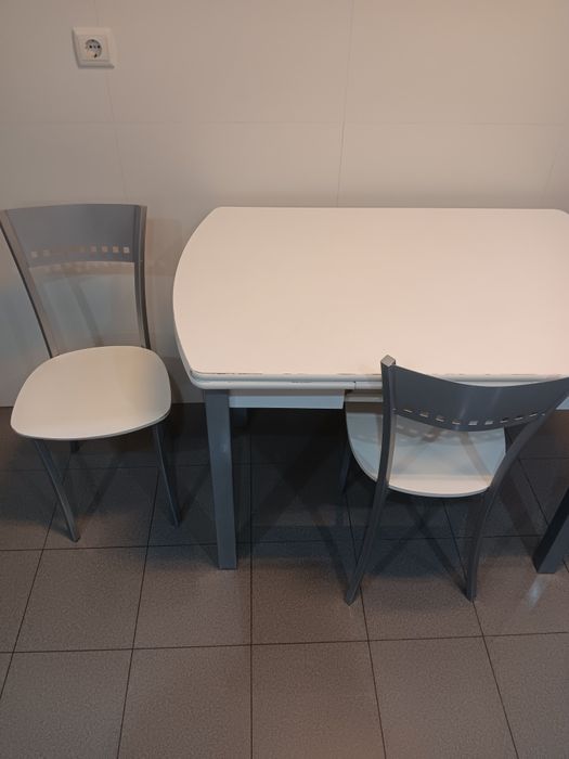 Mesa de cozinha com cadeiras
