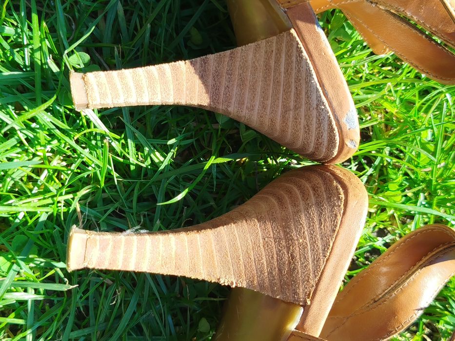 Brązowe skórzane buty z odkrytą pięta Andrew Geller 40