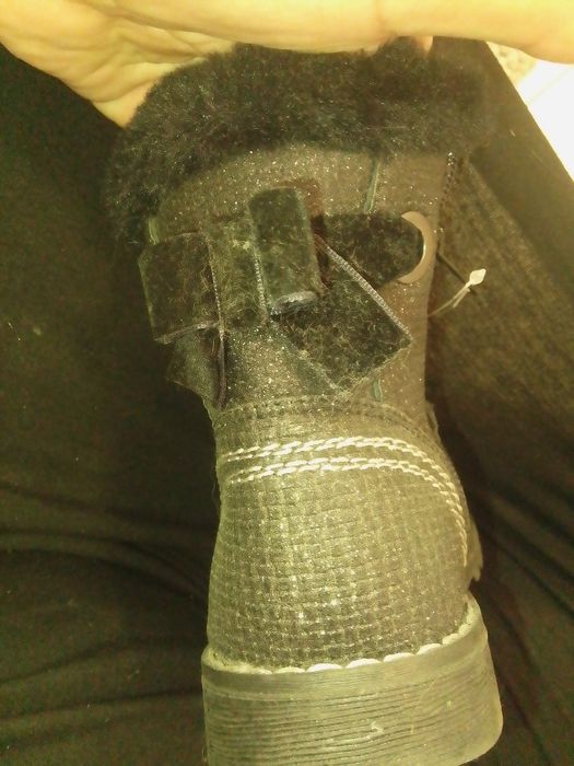 Botas pretas de pelinho de menina