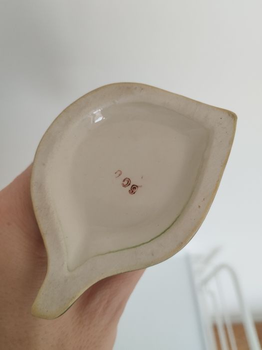 Pequeno vaso de porcelana em forma de tulipa