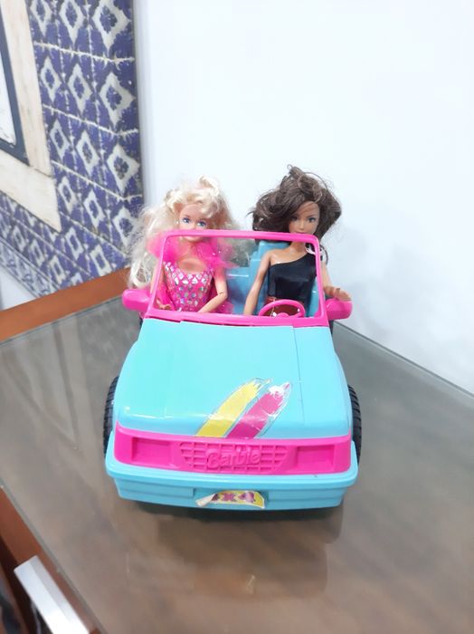 Carro barbie, com barbies.