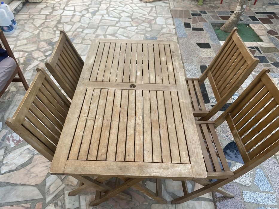 Mesa de madeira exterior