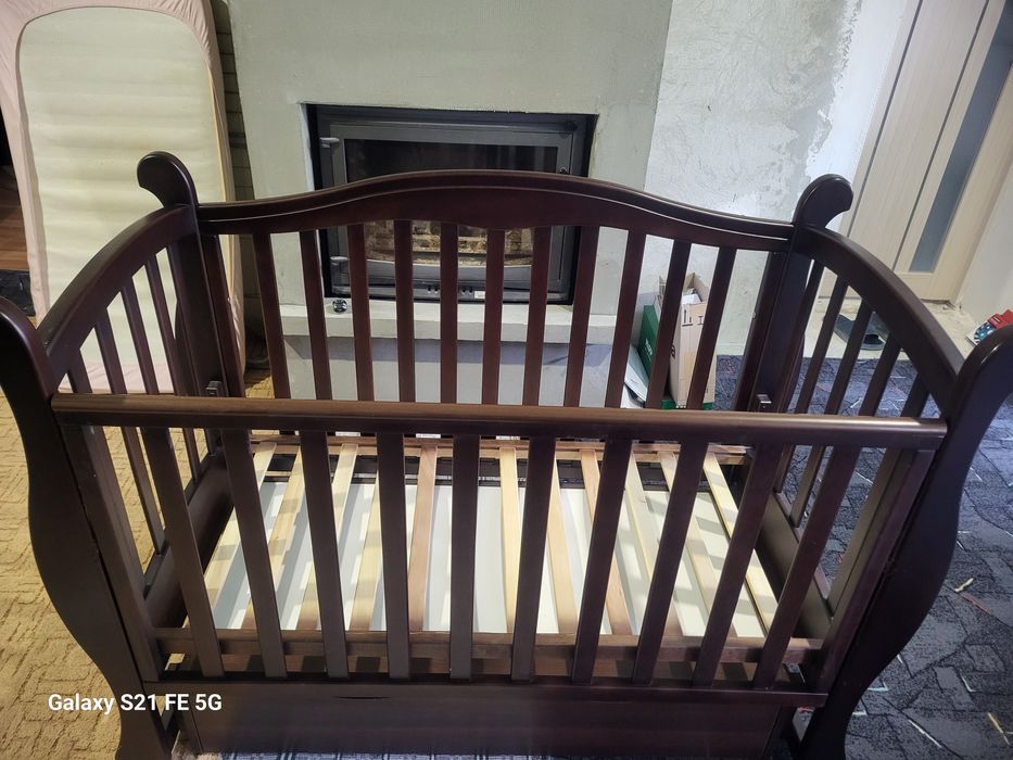 Дитяче ліжечко з маятниковим механізмом Angelo