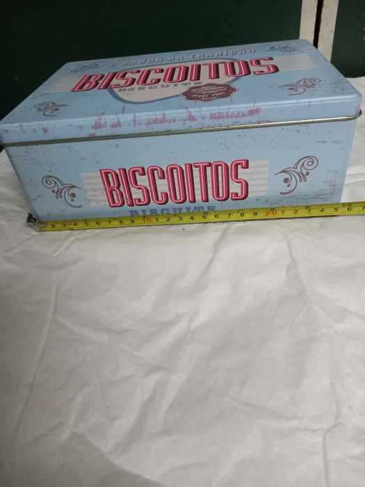 Colecionadores - caixa em lata de biscoitos