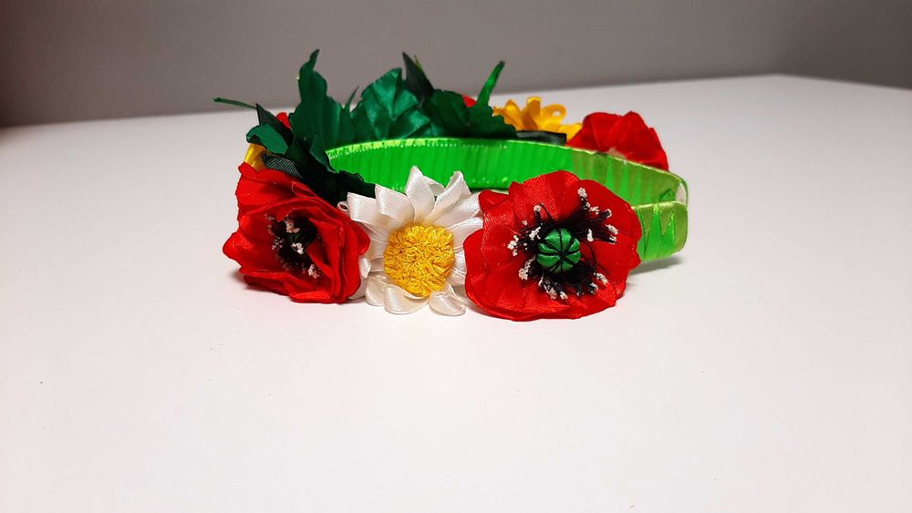 Гарний віночок з квітами на голову до свята